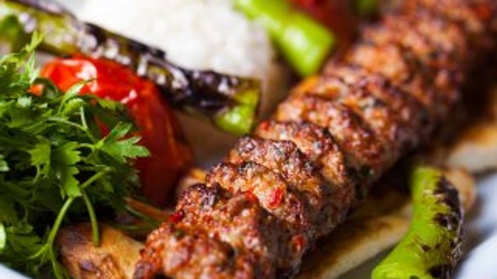 Kadın işletmeci ustalara kızdı kebap yapmayı öğrendi
