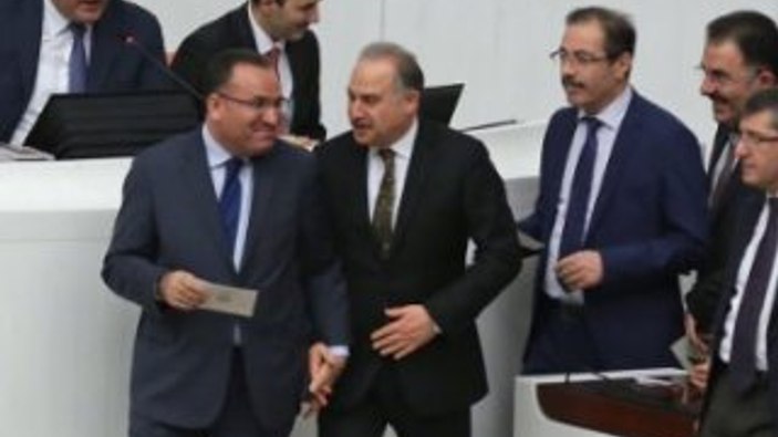 Bakan Bozdağ ile CHP'li Gök el ele oy kullandı