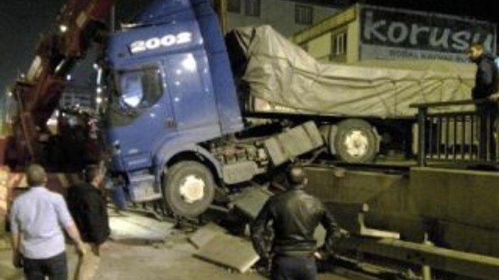 Bursa'da park halindeki TIR bariyerlere çarptı