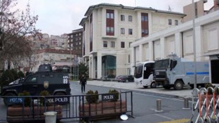 AK Parti binası önünde güvenlik önlemleri alındı