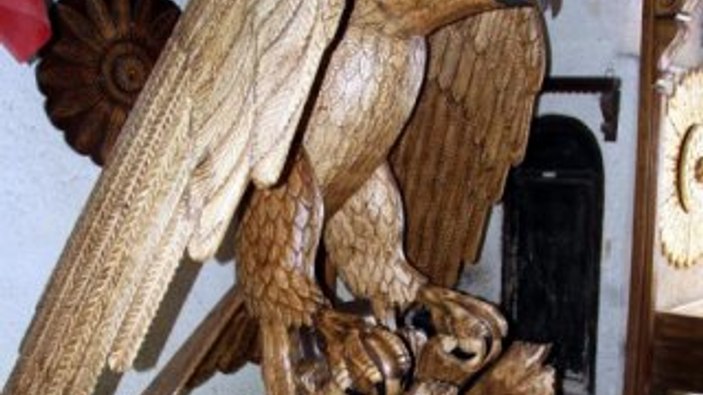 1 ton ağırlığında el oyması kartal figürlü taht yaptı
