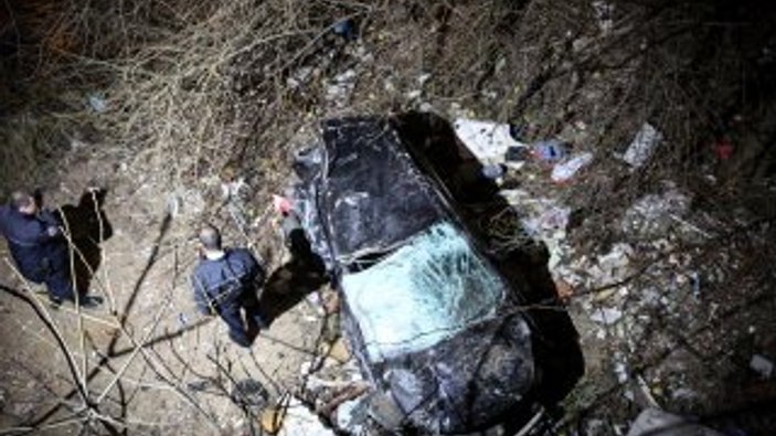 Otobüs durağına çarpan otomobil araziye devrildi