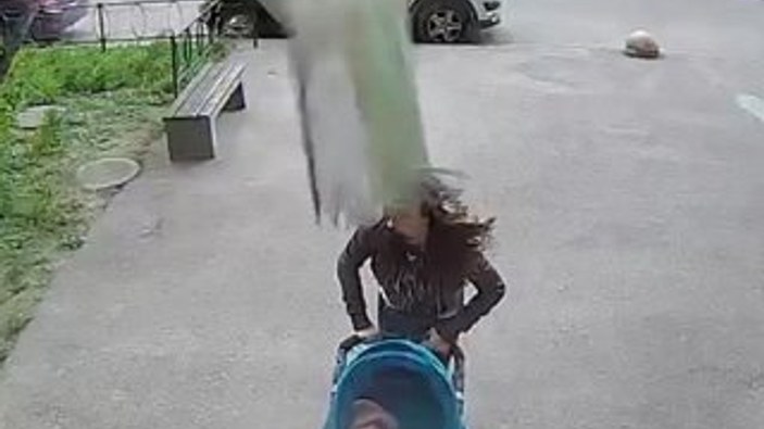 Bebeğiyle evine giden kadının kafasına beton blok düştü
