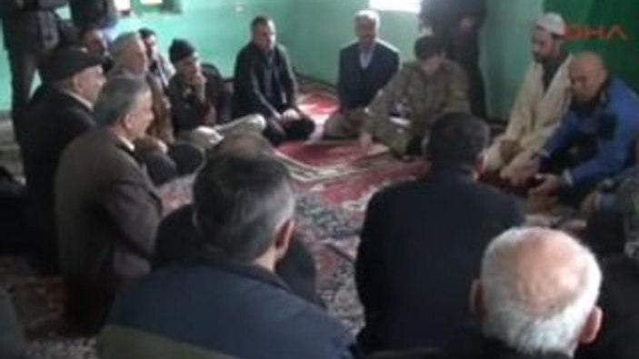 Hakkari'de asker ve polis halkın yanında