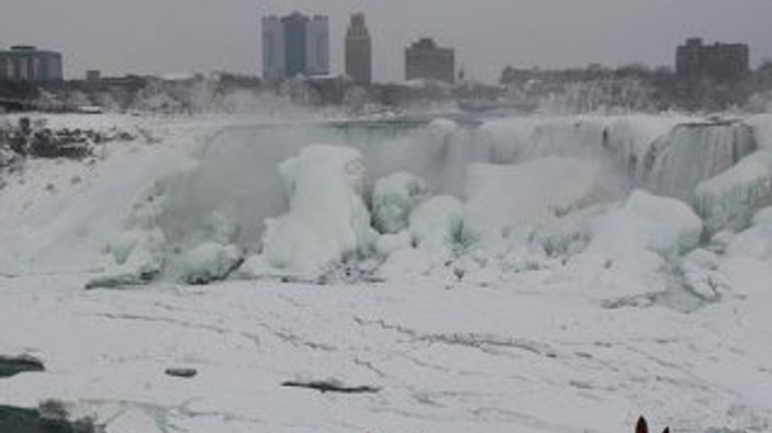 Kanada'da buz fırtınası acil durum ilan ettirdi