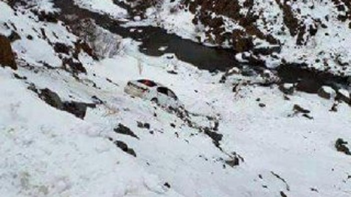 Askerlerin bulunduğu otomobil şarampole yuvarlandı