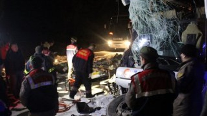 Uşak'ta yolcu otobüsüyle tır çarpıştı: 1 ölü 8 yaralı