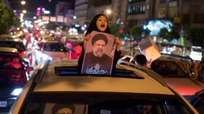 İran'da Ruhani ve Reisi taraftarları sokaklara döküldü