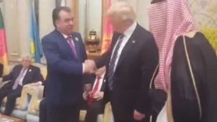 Trump, Tacik mevkidaşına kolunu kaptırdı