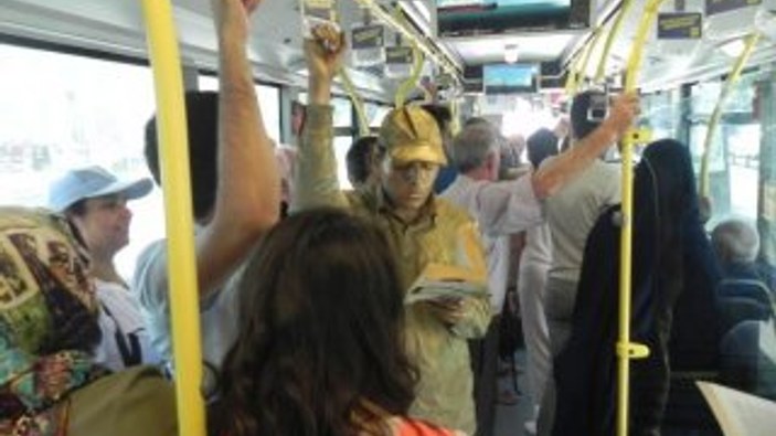 Metrobüste, heykel kılığında ‘Kitap okuma’ projesi