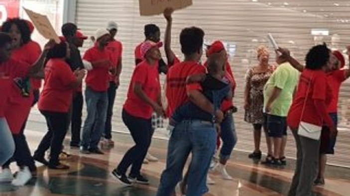 Güney Afrika'da H&M'nin mağazalarına saldırı