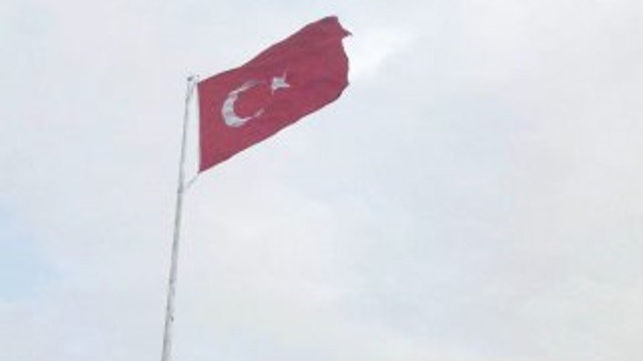Suriye sınırına dev Türk bayrağı
