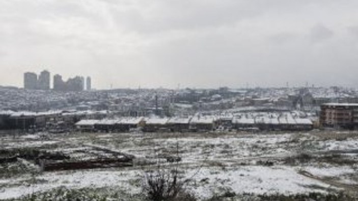 İstanbul'da aralıklarla yağan kar etkili olmaya başladı