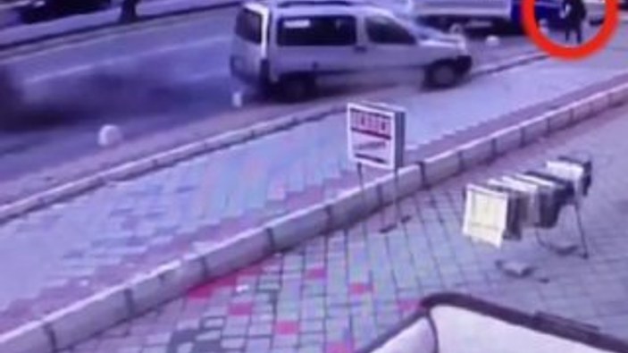 Adana'da bir kadın kazadan saniyelerle kurtuldu