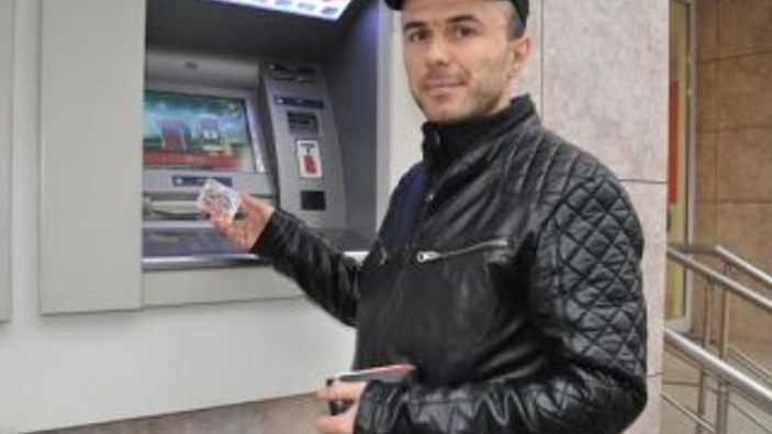 ATM'de şifresi girilmiş unutulan kartı teslim etti