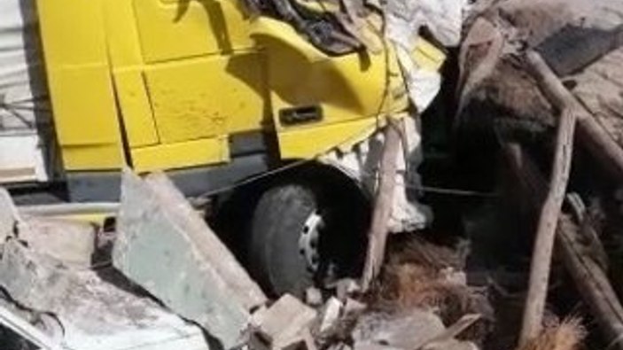 Alkollü sürücünün kullandığı tır bir evi yıktı