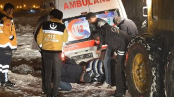 Ağrı'da hasta almaya giden ambulans kara saplandı