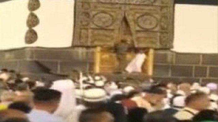 Kabe-i Şerif'in kapısına tırmandı, polis müdahale etti