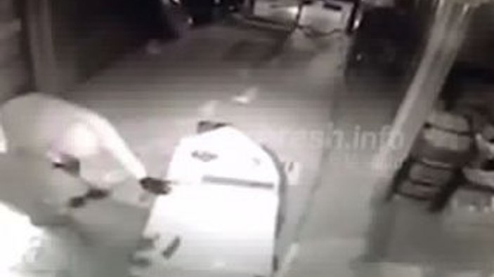 ATM'yi araca bağlayıp götürdüler