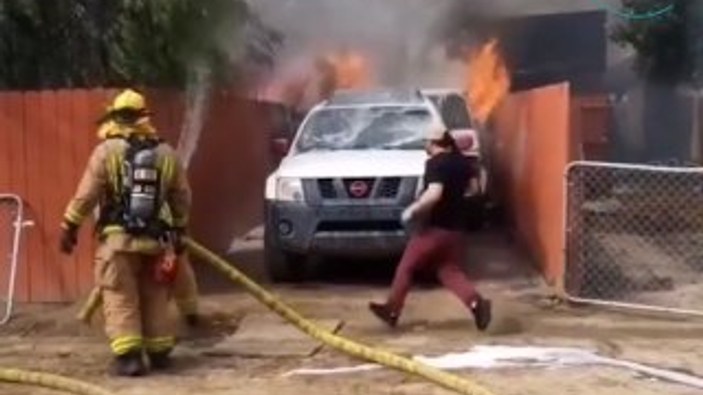Köpeğini kurtarmak için kendini yanan eve attı