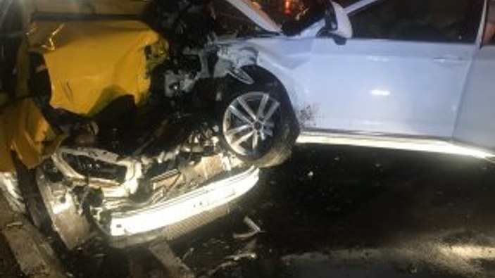 Beşiktaş'ta otomobil ile taksi kafa kafaya çarpıştı