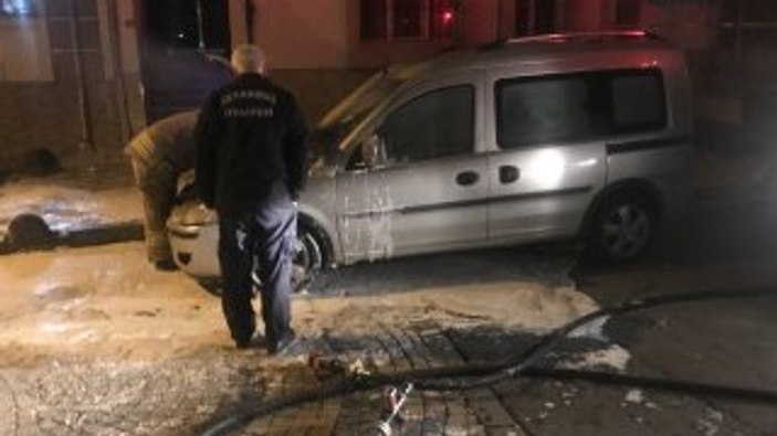 Bağcılar’da park halindeki otomobil kundaklandı iddiası
