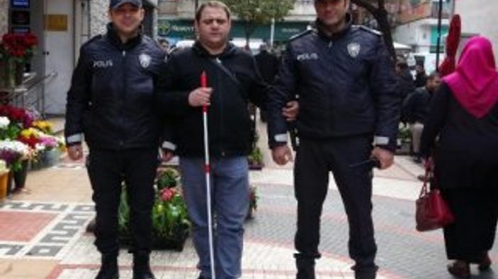 Polis engelli vatandaşın maaşını çekip, teslim ediyor