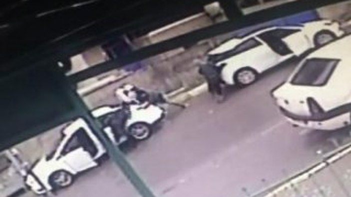 Camiye giren adamın aracından 700 bin TL'lik altın çaldılar