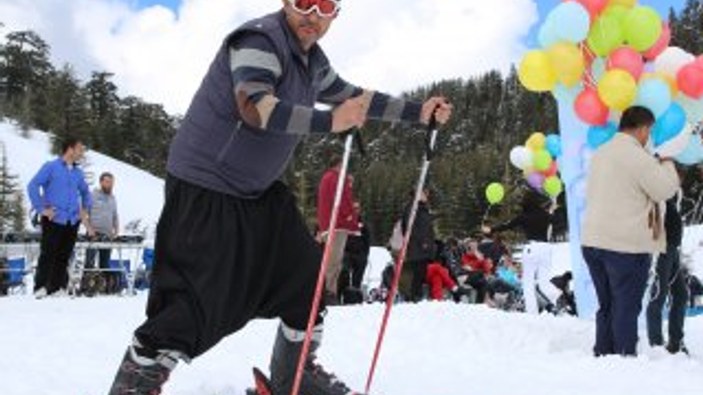 Alanya’da kayak festivali renkli görüntülere sahne oldu