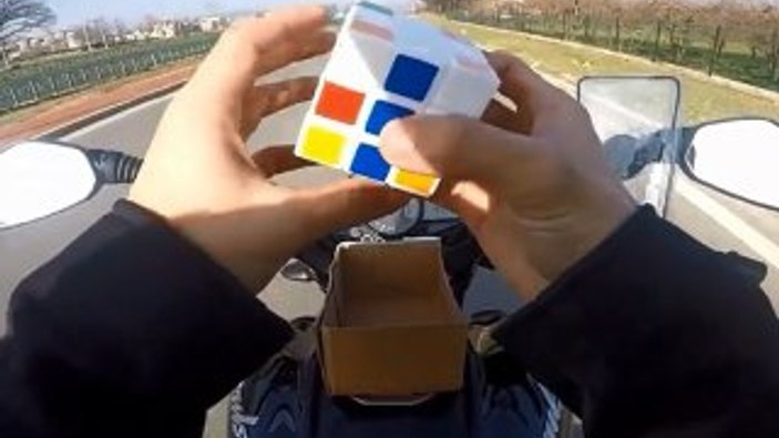 Ellerini bırakıp rubik küp çözdü, ehliyeti gitti