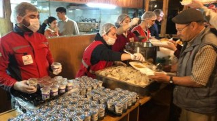 Kızılay deprem bölgesinde 2 bin kişiye yemek dağıttı