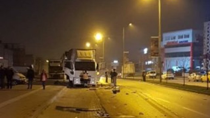 Alkollü otobüs şoförü çöp kamyonuna çarptı: 2 yaralı