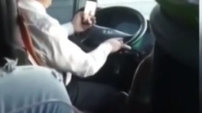 Otobüs şoförü yolculuk sırasında görüntülü arama yaptı