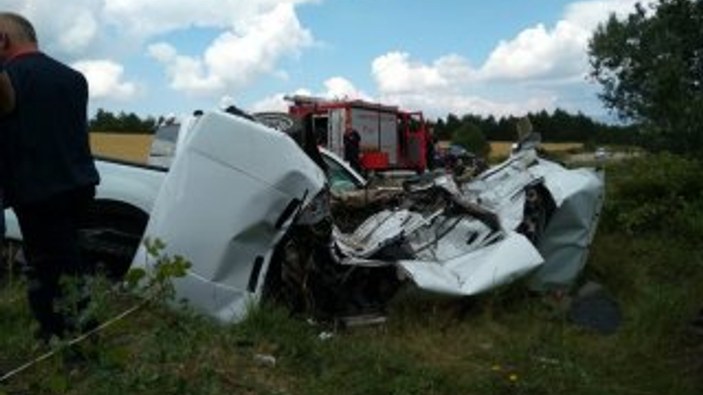 Kocaeli'de otomobil ile kamyonet çarpıştı: 1 yaralı