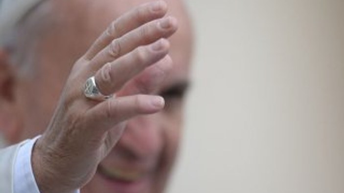 Papa yüzüğünü öptürmedi