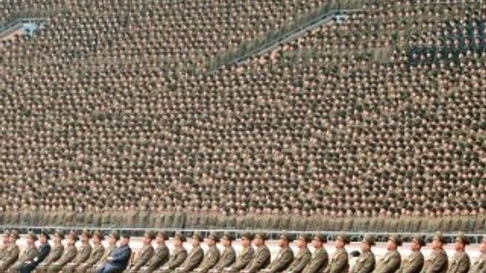 Kuzey Kore lideri Kim Jong askerlerle bir araya geldi