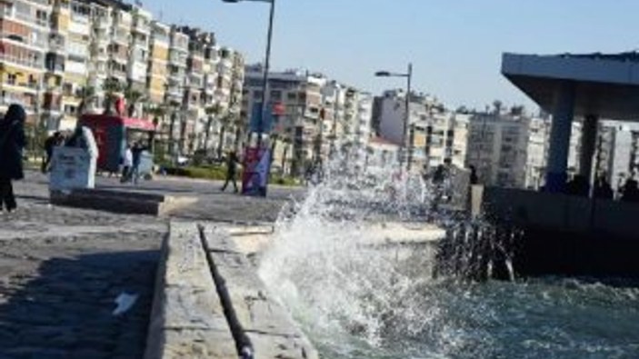 İzmir’de şiddetli rüzgar hayatı olumsuz etkiledi