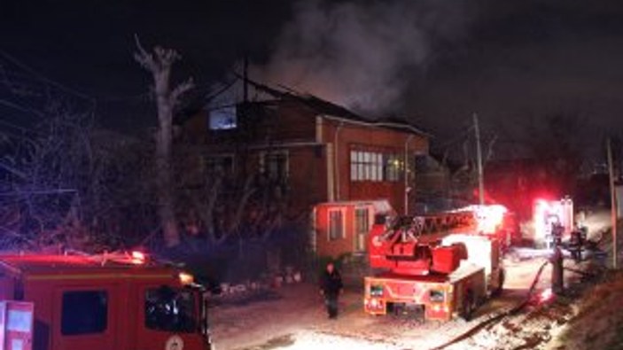 Kocaeli'de 3 katlı binada yangın