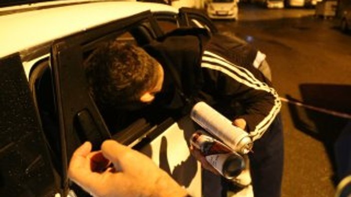 Araç içindeki çakmak gazı tüpü bomba gibi patladı