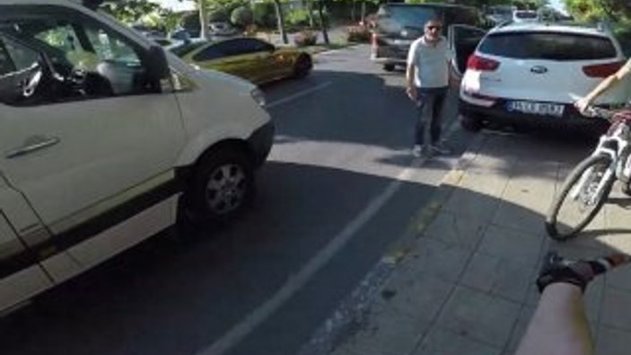 Beylikdüzü’nde bisikletliden, otomobil sürücüsüne tepki