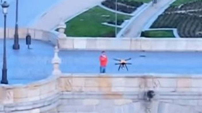 İspanya'da karantinaya uymayanlara drone'lu uyarı