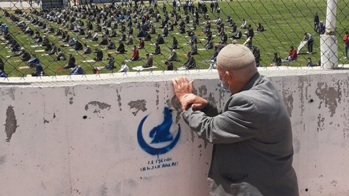 Konya'da cuma cemaatini duvarın arkasından izleyen amca