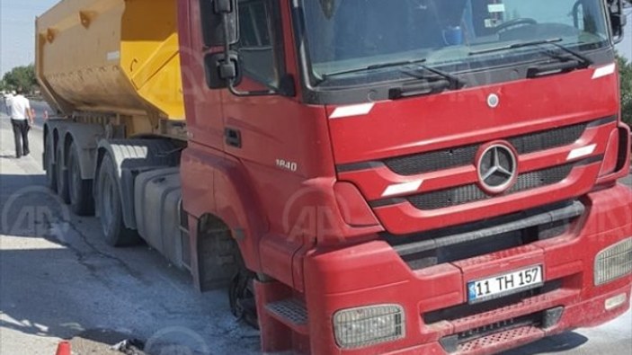 Eskişehir'de seyir halindeki kamyonun tekeri fırladı