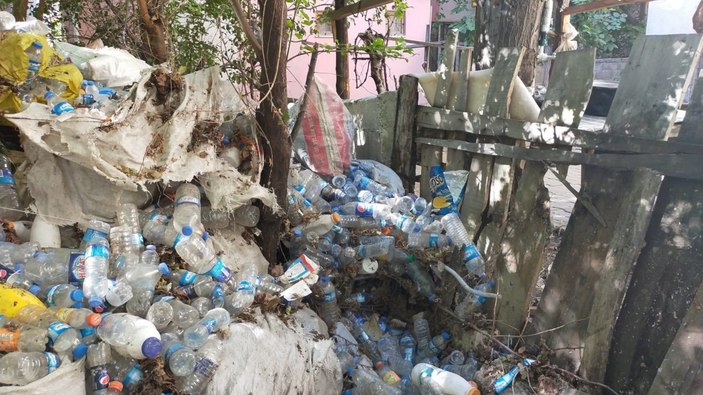 Karamanlı esnaf 30 yılda 8 ton atık şişe biriktirdi