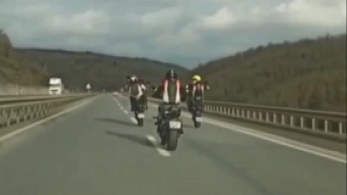 Şile yolunda tek teker üzerinde giden 3 motosikletli
