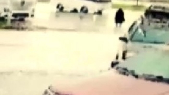 Düzce'de otomobilin kadına çarptığı an kamerada