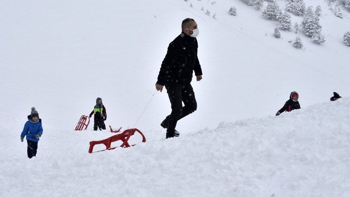 Martta yağan kar Zigana'ya kayak yapmaya gelenleri sevindirdi