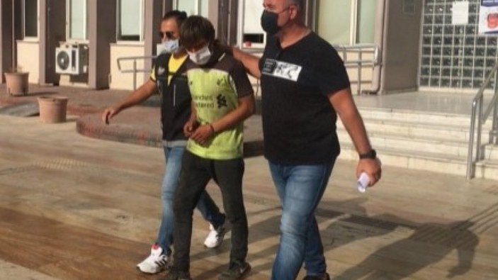 Aydın'da uyuşturucudan tutuklanan şahıs, gazetecilere ayakkabısını fırlattı