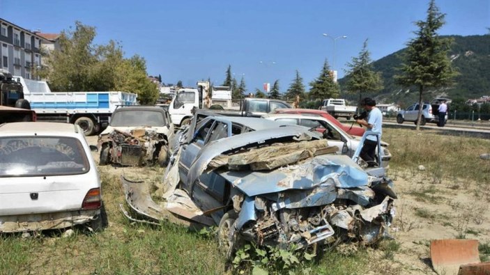 Sinop'ta yaşanan sel nedeniyle yüzlerce araç zarar gördü