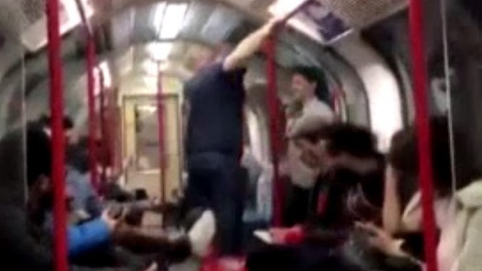 Londra metrosunda bir adam, Asyalı kadına saldırdı